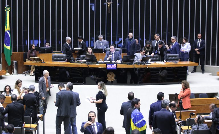 Lula é derrotado e Congresso decide que 'fake news' eleitorais não serão criminalizadas