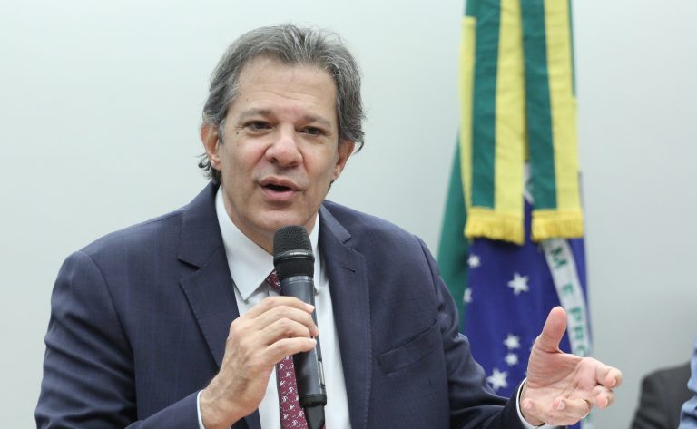 Haddad desafia Kim Kataguiri a criticar Tarcísio em bate-boca sobre impostos