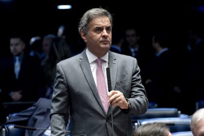Buscando a Presidência, Aécio diz que não vê Lula como inimigo