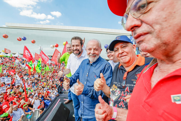 Sem público e desesperado por votos, Lula faz propaganda (ilegal) para Boulos em Itaquera