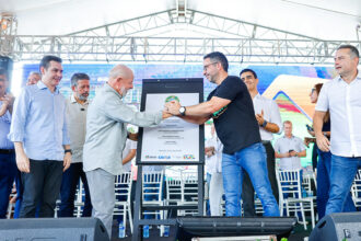 Ao lado de Lula, presidente da Câmara recebe 'chuva de vaias' em Maceió