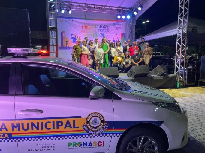 Fortaleza apresenta viatura arco-íris como parte da nova polícia LGBT