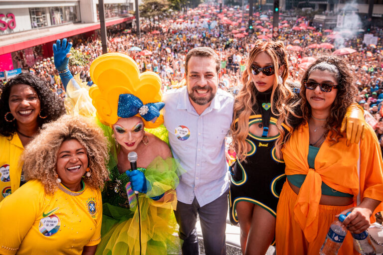 Na Parada Gay, Boulos convoca eleitores contra o bolsonarismo e critica Nunes