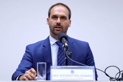 Eduardo Bolsonaro celebra vitória de Le Pen e Bardella em eleição histórica na França