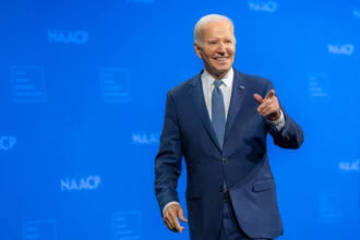 Biden se isola com Covid-19 em meio a crescentes pedidos para desistir da candidatura