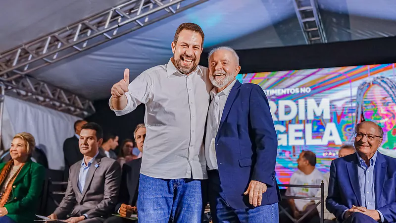 Lula coloca Boulos no palanque, mas fica com 'medo' de mencioná-lo por multa