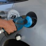 Litro de gasolina toca os 6 reais, maior valor no governo Lula