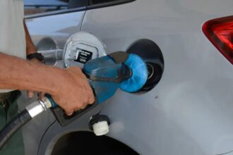 Litro de gasolina toca os 6 reais, maior valor no governo Lula