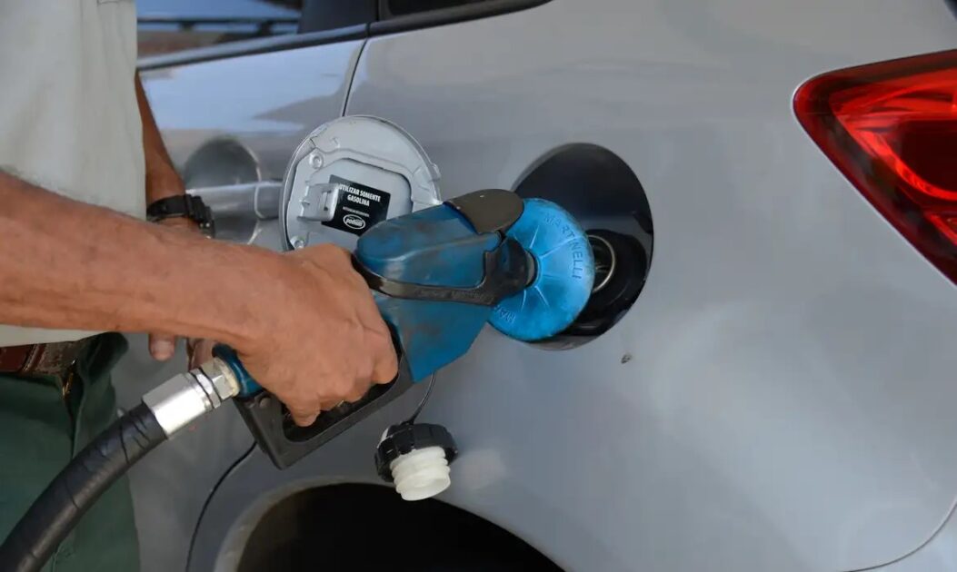 Litro de gasolina toca os 6 reais, maior valor no governo Lula
