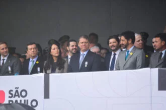 Tarcísio, Nunes e Mello Araújo participam de evento da Revolução Constitucionalista