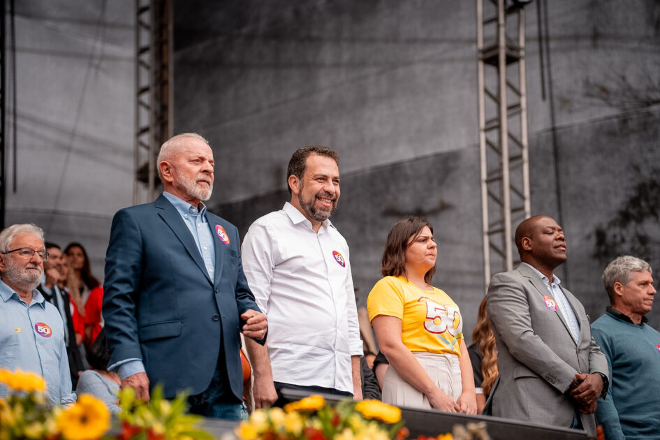 Hino Nacional é cantado em linguagem neutra durante comício com Boulos e Lula