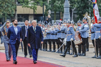 Recebido com vaias, Lula visita presidente chileno e minimiza fraude na Venezuela