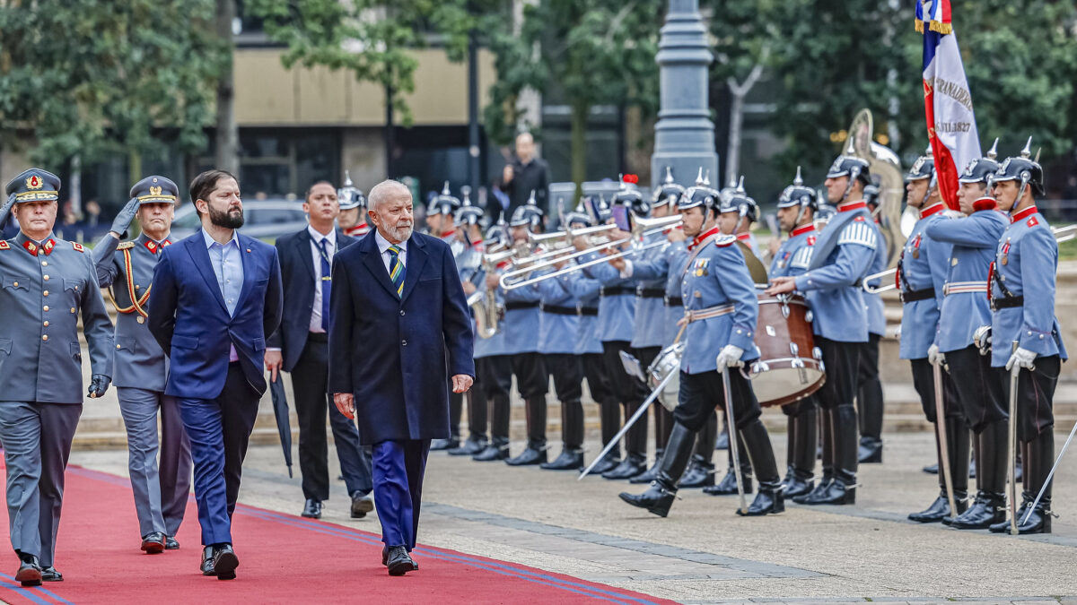 Recebido com vaias, Lula visita presidente chileno e minimiza fraude na Venezuela