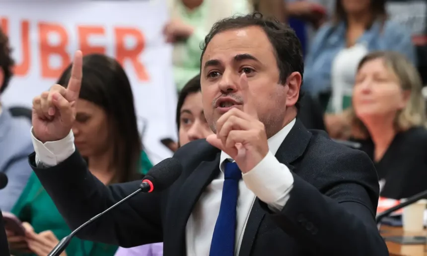 Câmara aprova suspensão por seis meses sobre o mandato do esquerdista Glauber Braga
