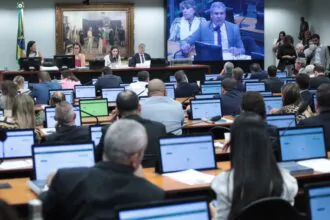 Comissão da Câmara dá aval ao Congresso para suspender decisões do Supremo