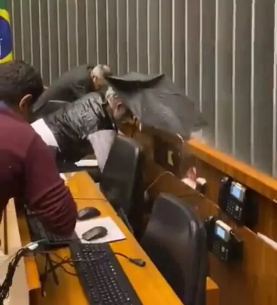 Chuva forte em Brasília rompe o teto do plenário da Câmara dos Deputados