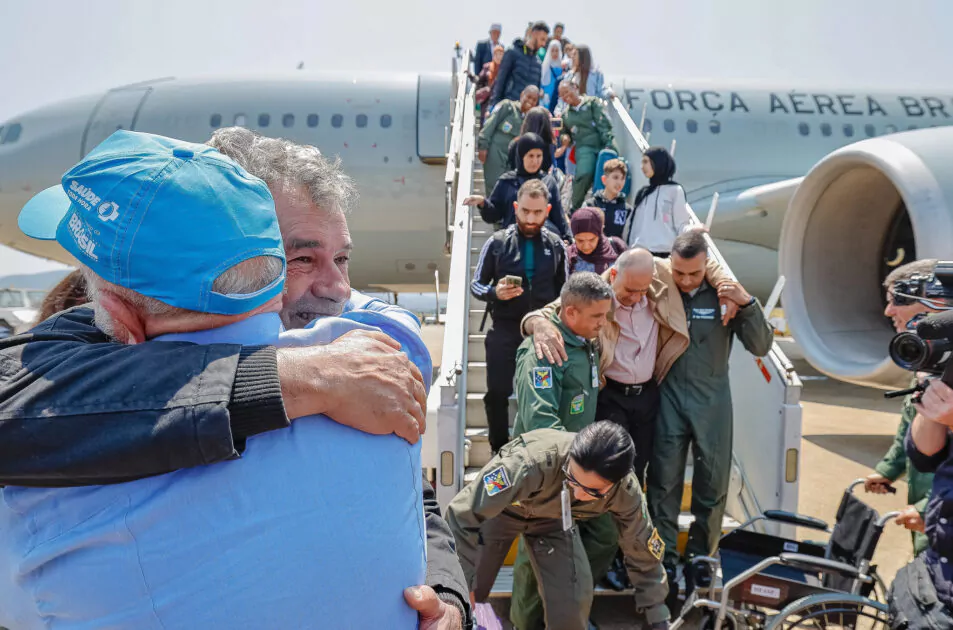 Segundo voo da FAB com 227 brasileiros repatriados do Líbano chega ao Brasil