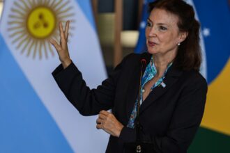 Milei demite chanceler da Argentina por voto na ONU a favor da ditadura cubana