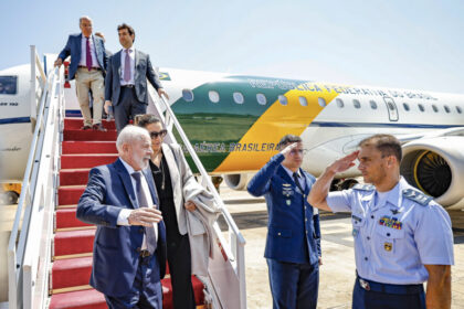 Lula finalmente retorna ao Brasil para governar após pane em aeronave