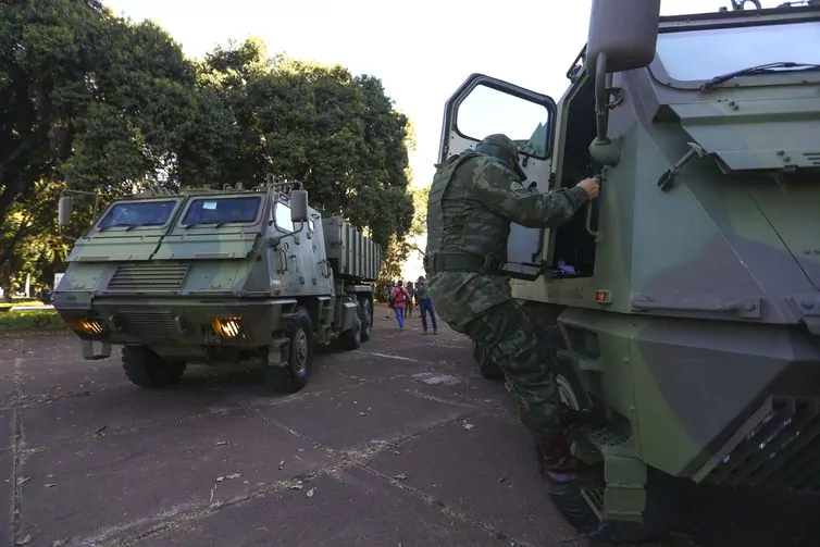 Marinha nega que tenha deixado tanques de prontidão para suposto golpe