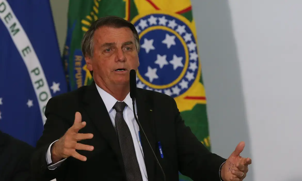 Bolsonaro contesta narrativa de golpe e admite possibilidade de asilo em embaixada