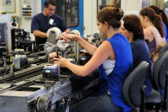 Redução da jornada de trabalho pode acelerar automação e aumentar demissões