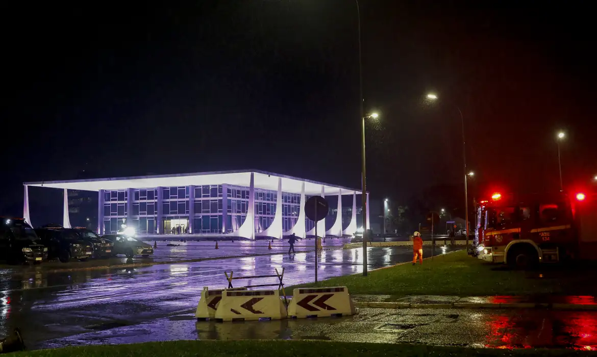 Explosões em Brasília causam pânico e evacuação da Praça dos Três Poderes