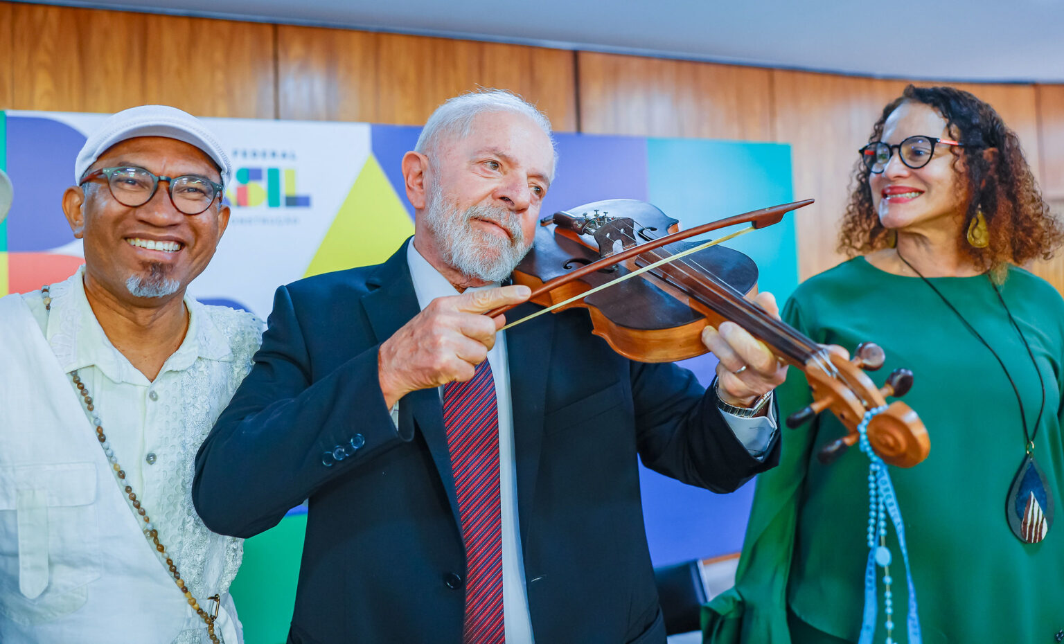 Governo Lula usa explosões em Brasília como desculpa para adiar corte de gastos