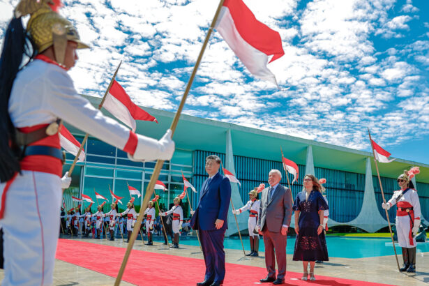 Brasil estende tapete vermelho ao presidente Xi Jinping em busca de dinheiro chinês