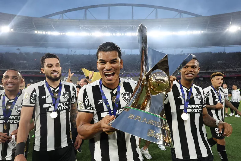 Botafogo faz dobradinha com Brasileirão e Libertadores igualando marca histórica