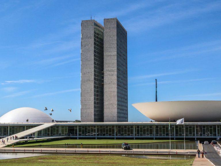 Congresso promulga PEC do corte de gastos com mudanças no Fundeb