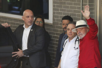 Abatido e cansado, Lula retorna a Brasília após sequência de cirurgias e exames em SP