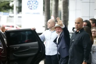 Lula recebe alta hospitalar, mas segue acompanhado pela equipe médica