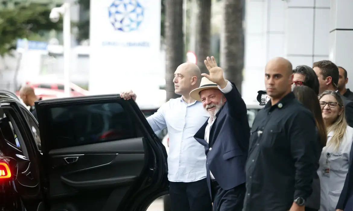 Lula recebe alta hospitalar, mas segue acompanhado pela equipe médica