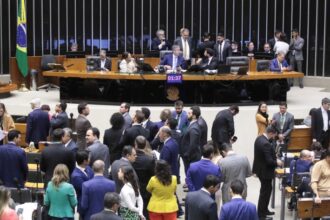 Câmara aprova em dois turnos a PEC do corte de gastos do Governo