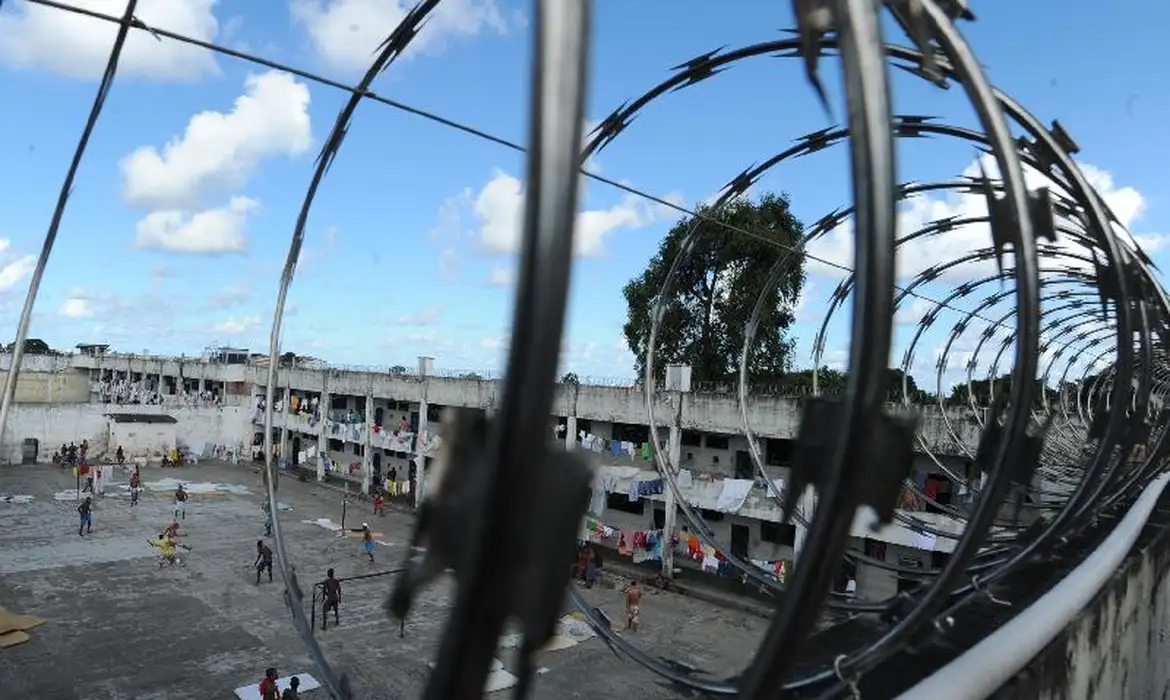 Invasão a presídio na Bahia termina com fuga de líder de facção e mais 15 presos