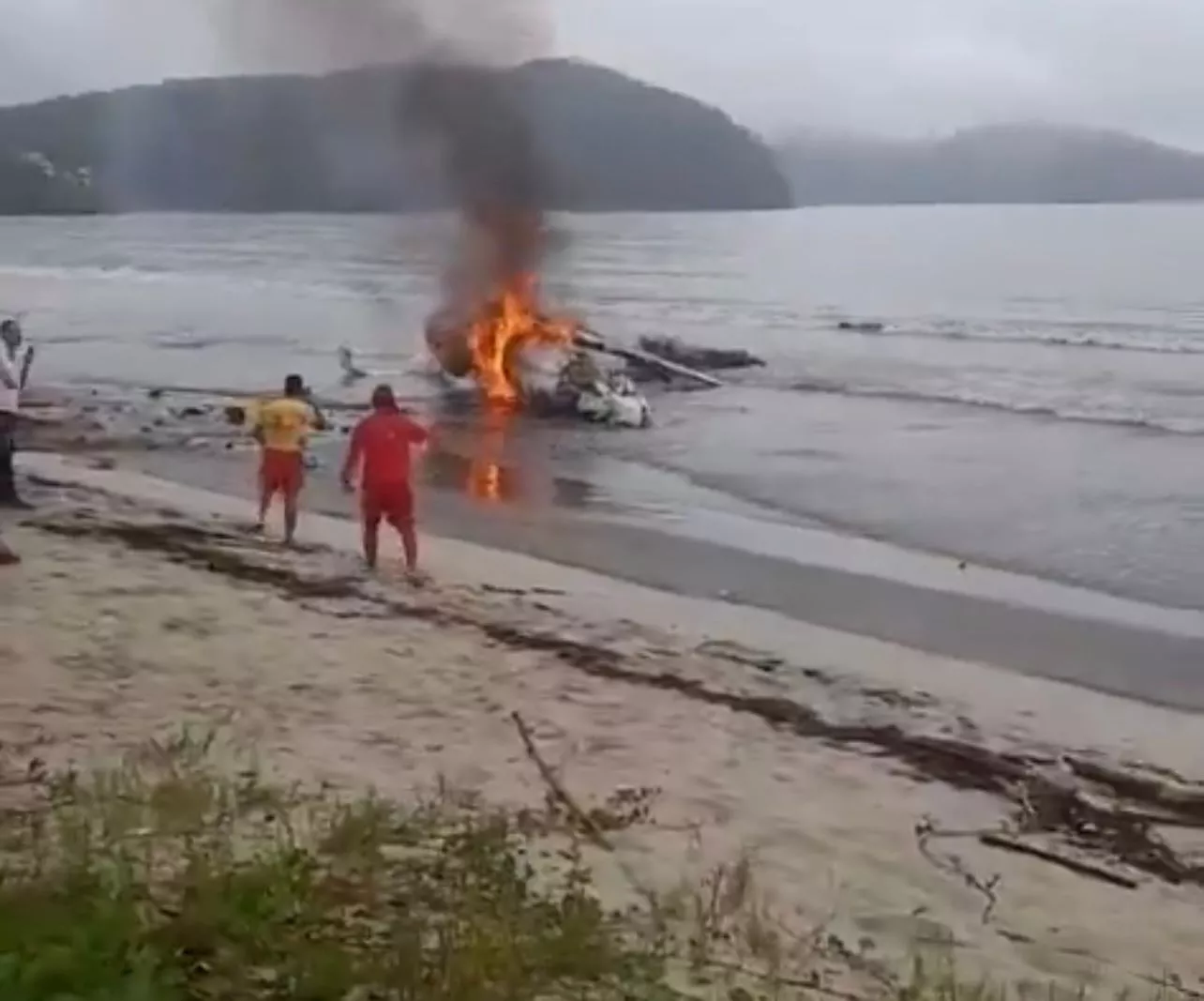 Avião de pequeno porte explode e deixa 1 morto em Ubatuba (SP)