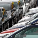 Milei anuncia corte de impostos na Argentina e preços de carros caem em até 20%