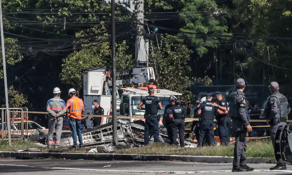 Queda de avião em avenida movimentada deixa 2 mortos em São Paulo