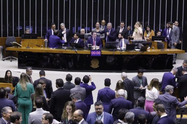 Oposição aposta na estratégia usada contra Dilma para ativar impeachment de Lula