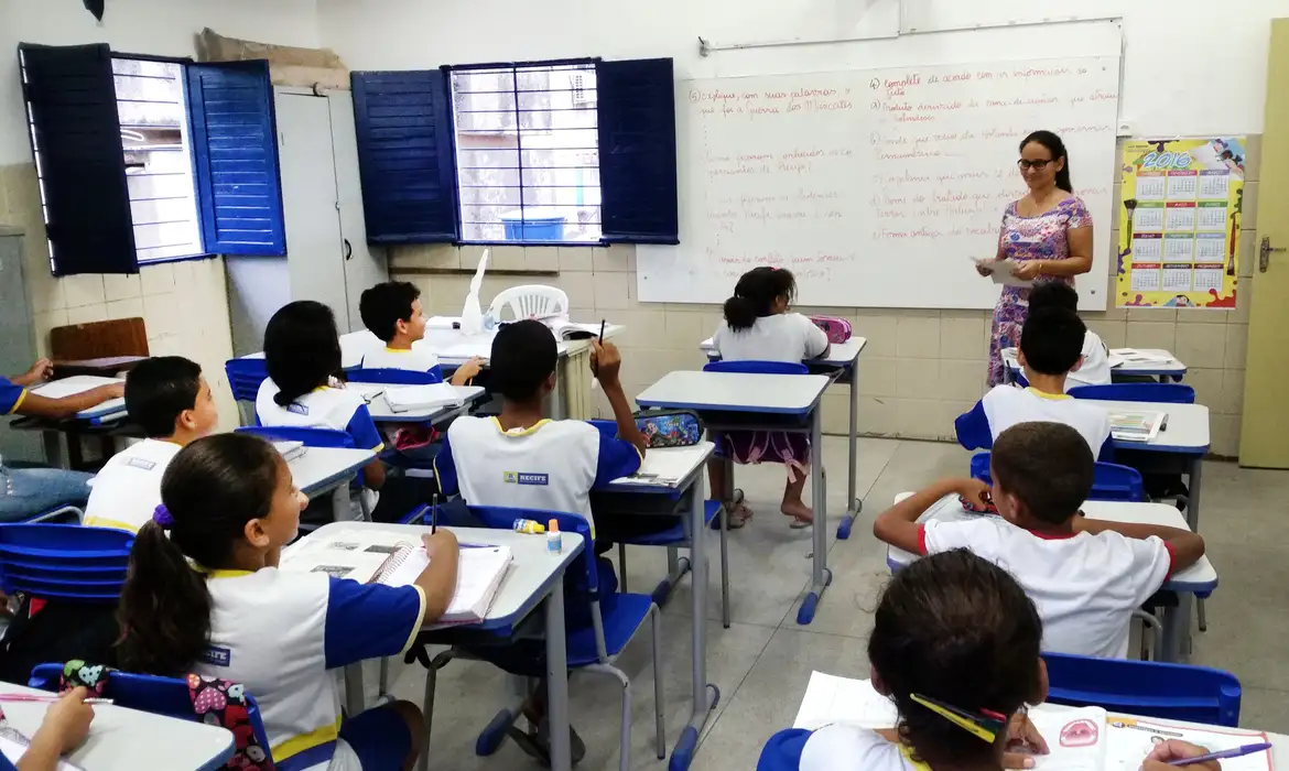 Lula propõe ensino público deficiente e ideologizado como alternativa às escolas privadas