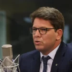 Dino cita risco de evasão e proíbe deputado Mario Frias de deixar país