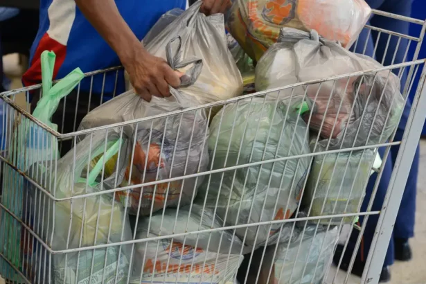 Cesta básica ficou mais cara em 17 capitais brasileiras em junho