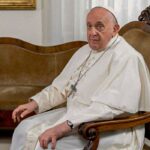 Papa Francisco melhora mas segue em estado delicado após pneumonia