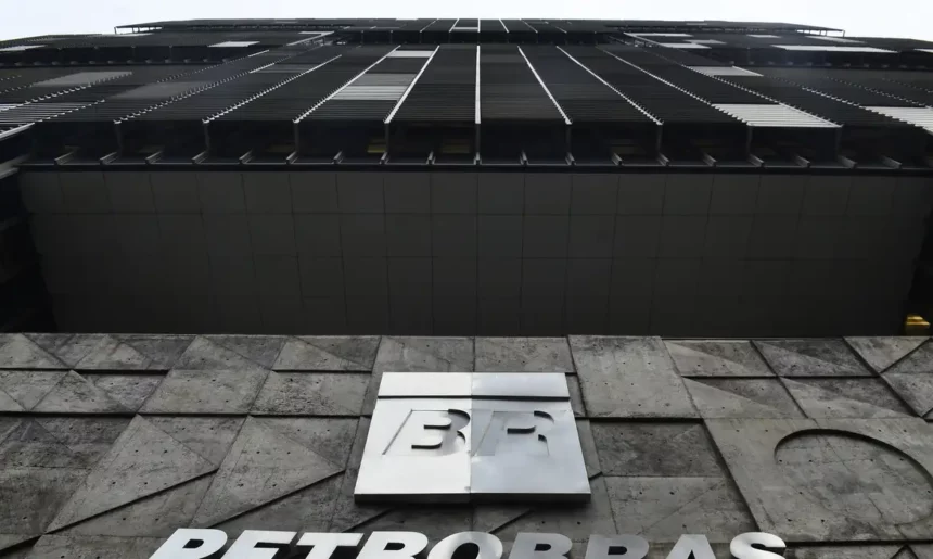 Petrobras e postos negam responsabilidade pela alta dos combustíveis