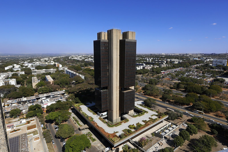 Banco Central prevê inflação em alta e crescimento econômico em queda em 2025