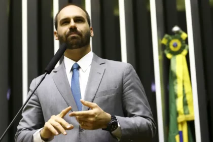 Eduardo Bolsonaro decide se licenciar da Câmara para morar nos EUA