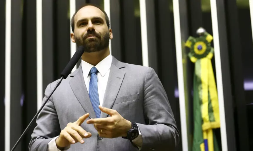 Eduardo Bolsonaro decide se licenciar da Câmara para morar nos EUA