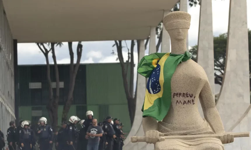Supremo adia julgamento da mulher que 'passou batom' em estátua
