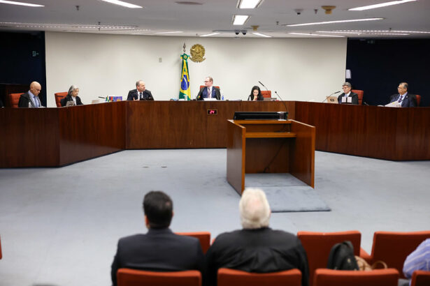 Supremo forma maioria para manter Moraes, Dino e Zanin no julgamento de Bolsonaro